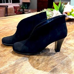 NWOT A2 Aerosoles Black Boot heels, size 8.5 never worn Faux Suede